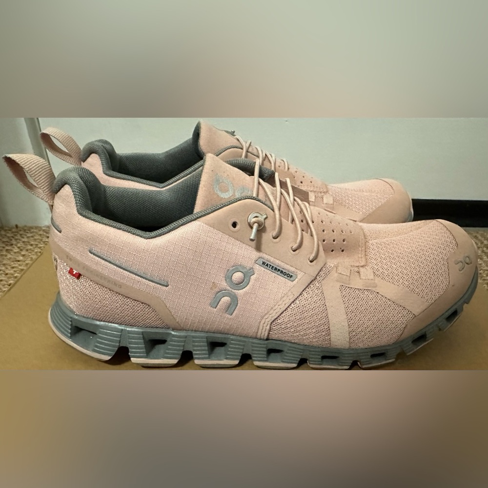 NEW ON Cloud 5 Waterproof Women’s Low Top Sneaker , Pink rose /Lunar size 7.5